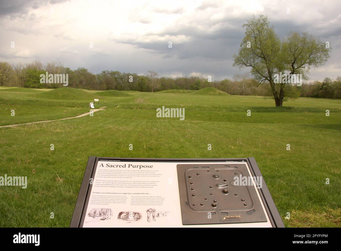 Hopewell Culture National Historical Park, OH, USA. Zeremonielle Hügel, die von den 'Hopewell' Indianern zwischen 1 und 400 n. Chr. erbaut wurden. Stockfoto