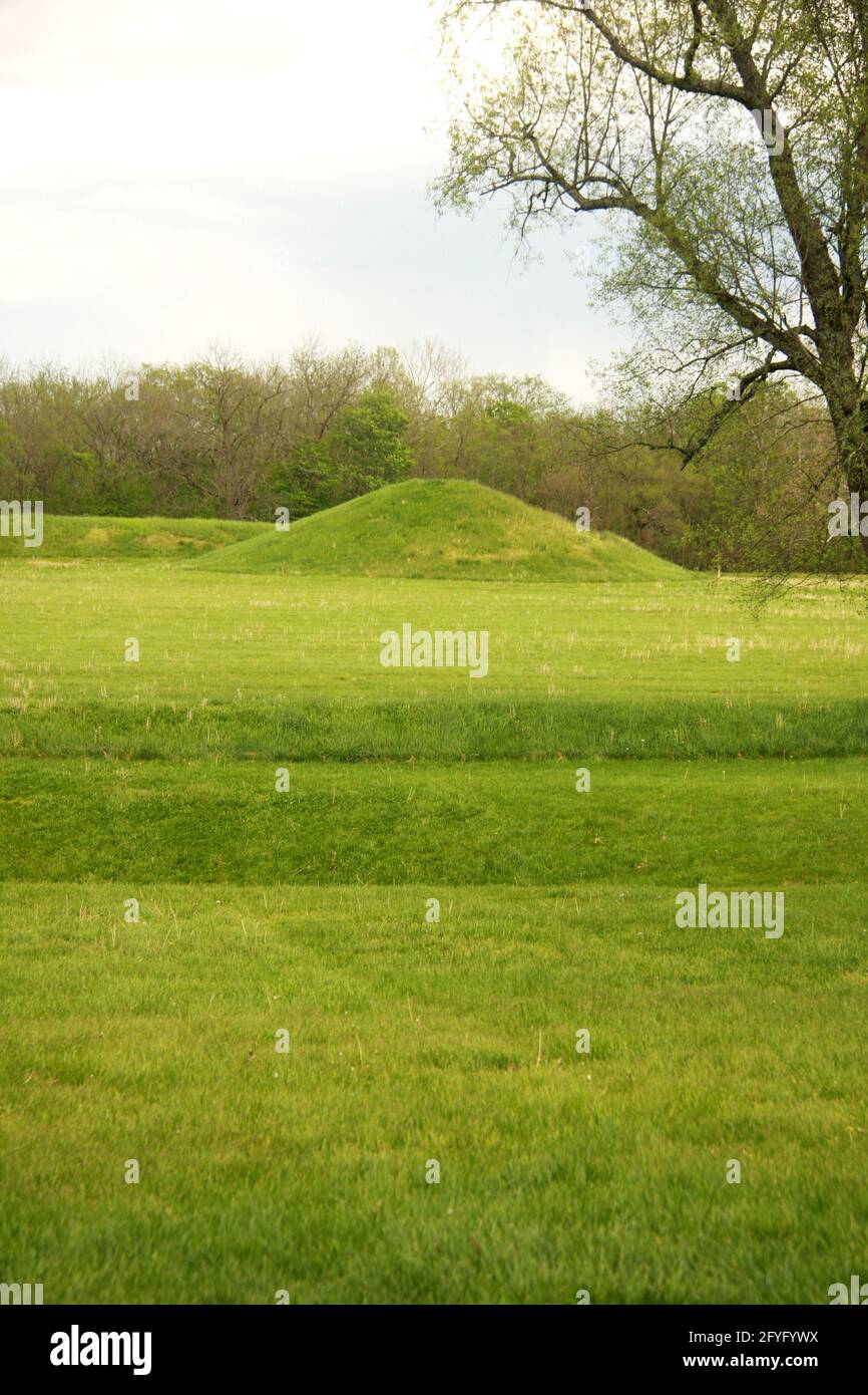 Hopewell Culture National Historical Park, OH, USA. Zeremonielle Hügel, die von den 'Hopewell' Indianern zwischen 1 und 400 n. Chr. erbaut wurden. Stockfoto