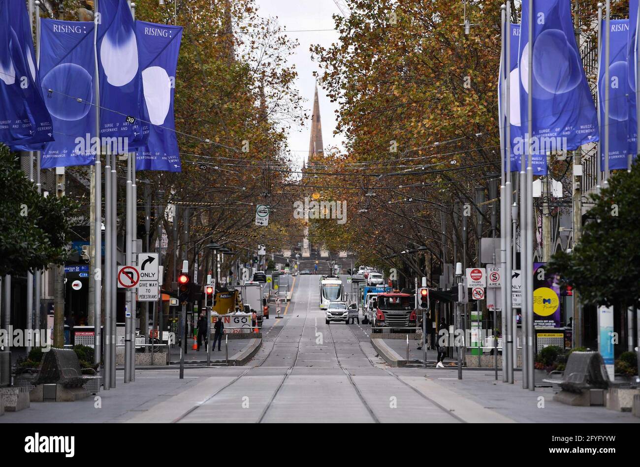 Melbourne, Australien. Mai 2021. Inmitten der COVID-19-Pandemie wird in Melbourne, Australien, am 28. Mai 2021 eine leere Straße gesehen. In Australien wurden fast zwei Monate nach der ersten Frist der Regierung für das Ziel mehr als 4 Millionen Impfdosen von COVID-19 verabreicht. Kredit: Xue Bai/Xinhua/Alamy Live Nachrichten Stockfoto