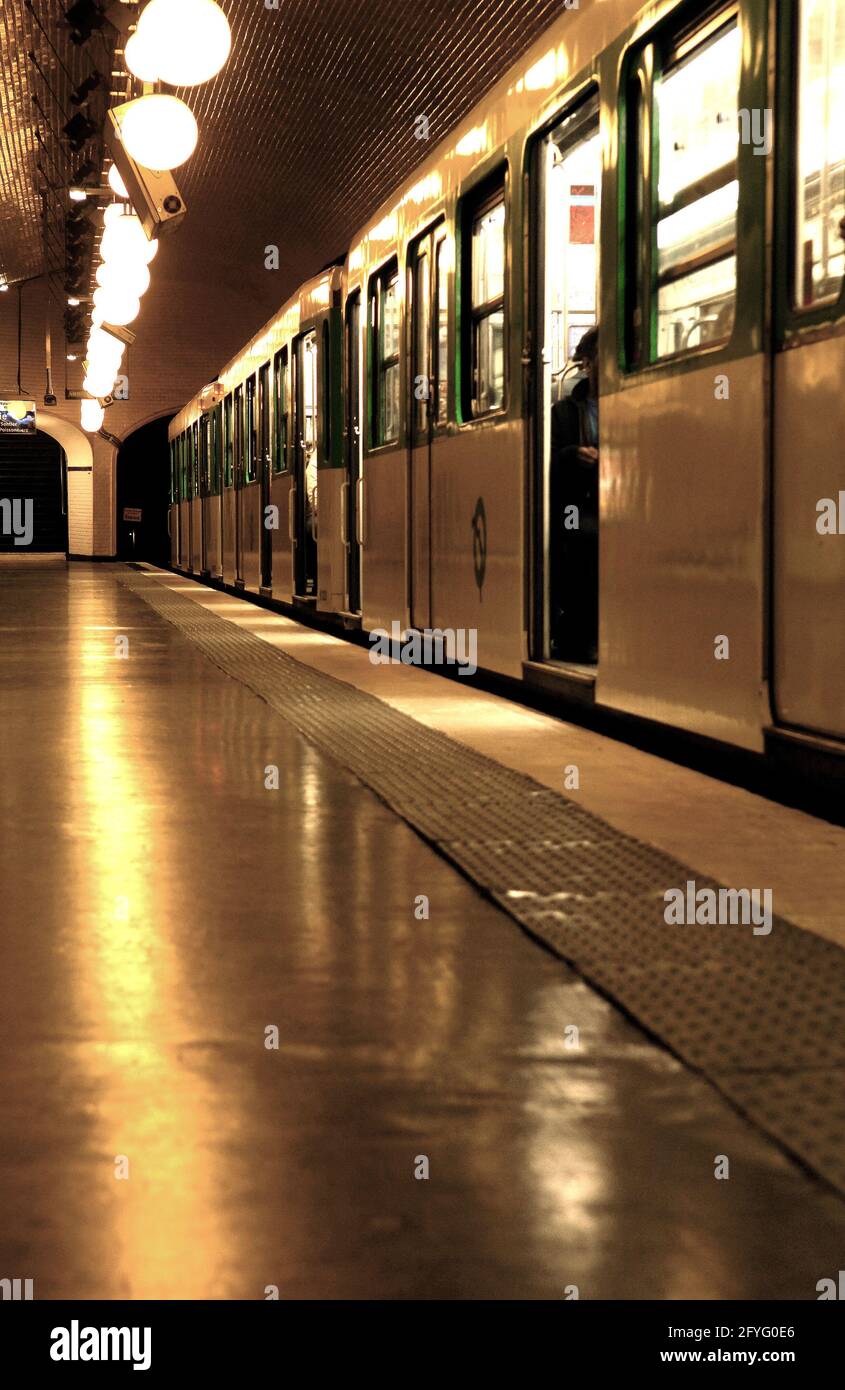 FRANKREICH. PARIS (75) STATION BONNE NOUVELLE, BOULEVARD BONNE NOUVELLE. SAISISSEZ DU TEXTE, L'ADRESSE D'UN SITE WEB OU IMPORTEZ UN DOCUMENT ? TRADUIRE.AN Stockfoto