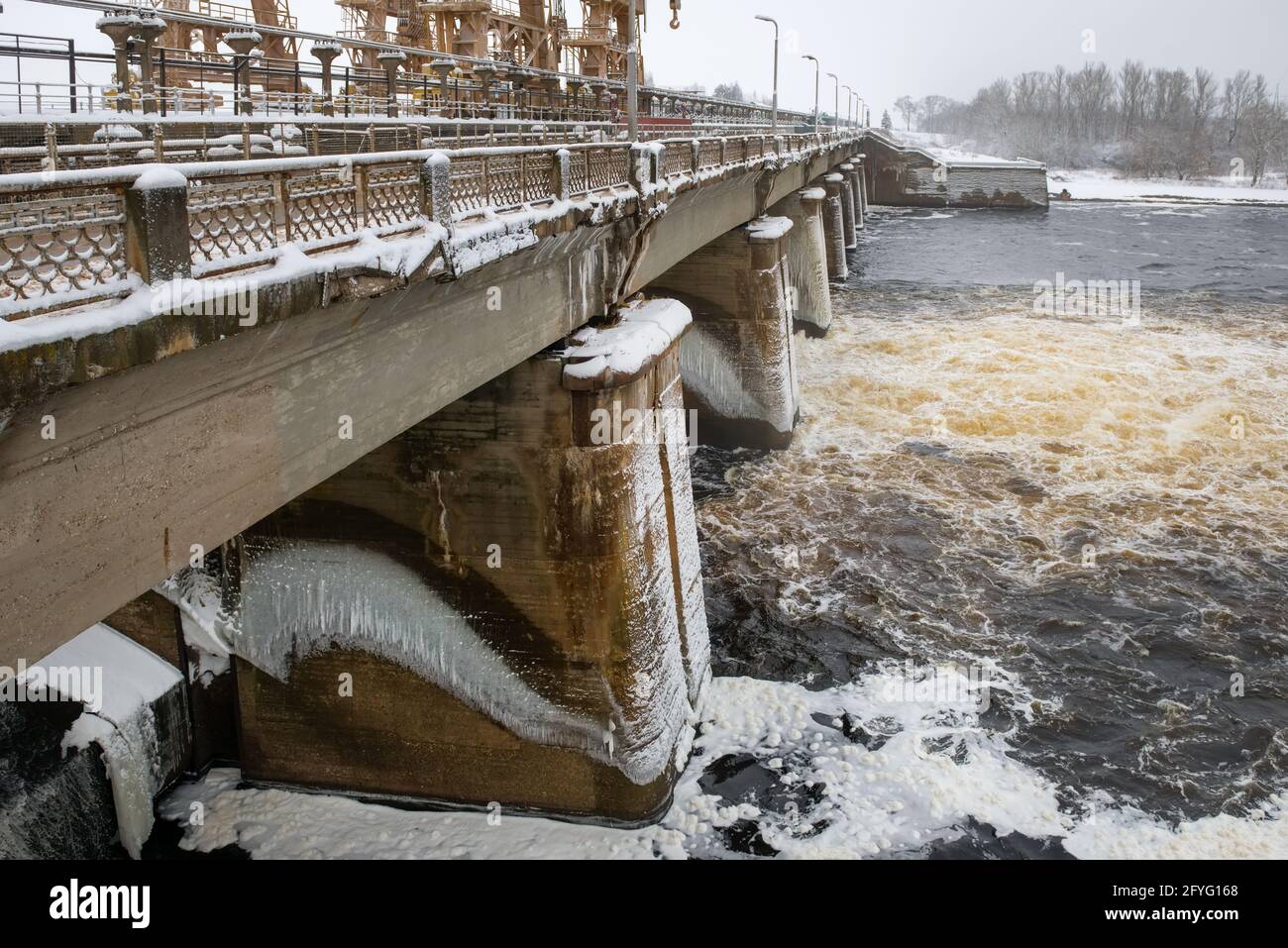 Der Wasserfluss in einem Wasserkraftwerk auf einem frostigen Wintertag Stockfoto