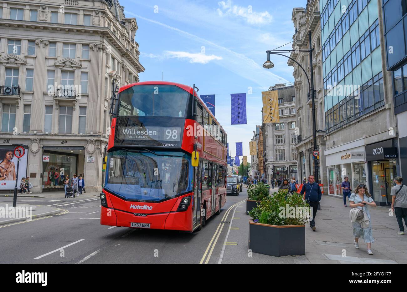 Oxford Street, London, Großbritannien. 28 Mai 2021. Bei milderem Wetter in der Hauptstadt sind mehr Käufer im Westen. Quelle: Malcolm Park/Alamy Live News. Stockfoto