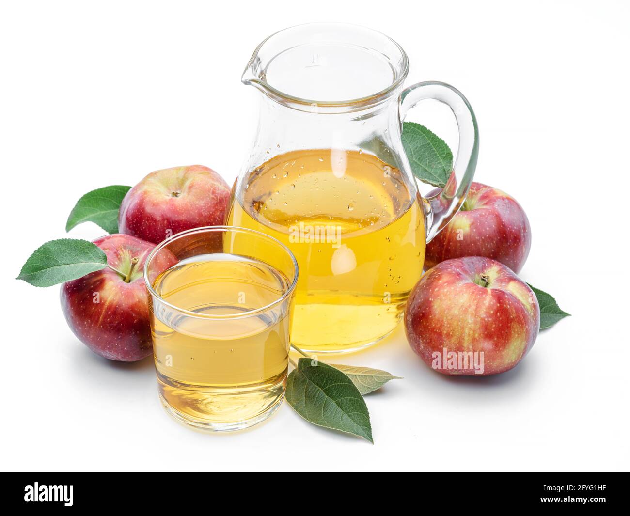 Glas und Karaffe aus frischem Apfelsaft und Bio-Äpfeln isoliert auf weißem Hintergrund. Stockfoto