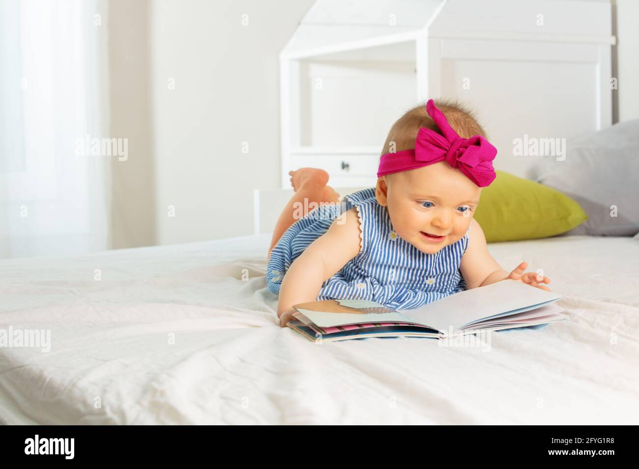 Portrait von kleinen stilvollen Baby-Mädchen Buch lesen Stockfoto