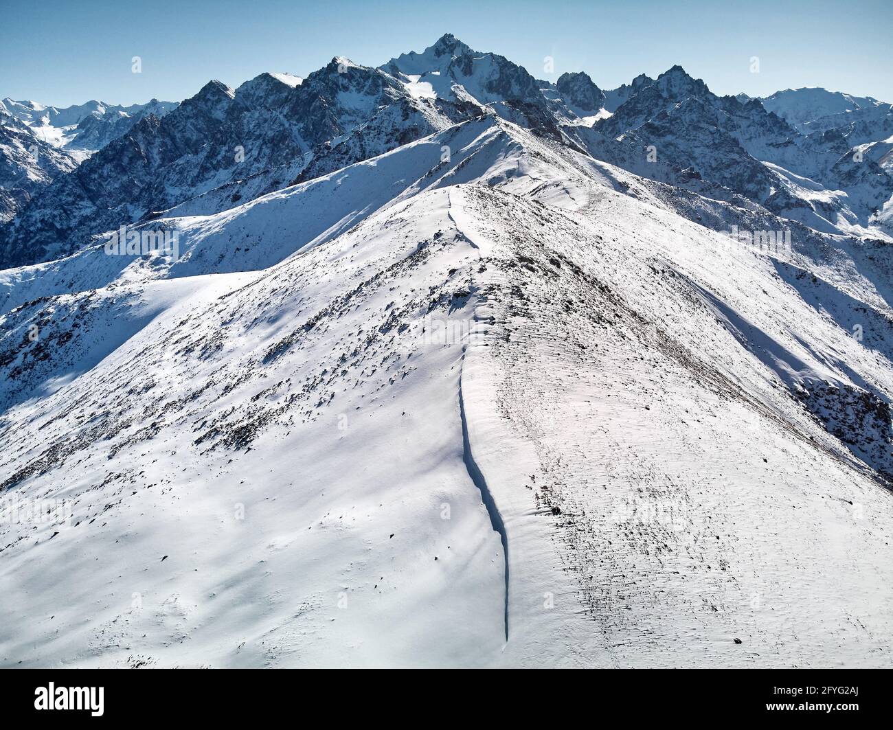 Luftdrohnenaufnahme der winterlichen Berglandschaft in Almaty, Kasachstan. Stockfoto