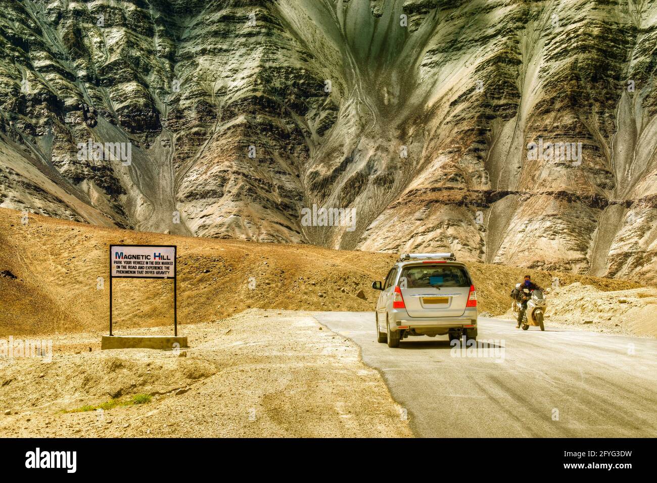 Ein Gravitationshügel, auf dem langsame Autos gegen die Schwerkraft gezogen werden, ist bekannt als „Magnetic Hill“ , ein Naturwunder in Leh, Ladakh, Indien. Stockfoto
