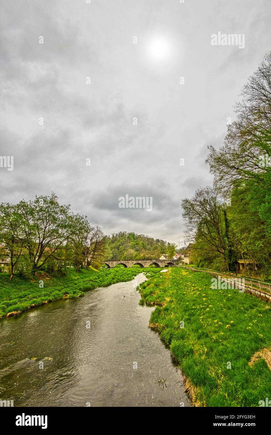 Alte Steinbrücke bei bewölktem Wetter, in Kirchber an der Jagst, Baden-Württemberg, Soutgh Deutschland Stockfoto