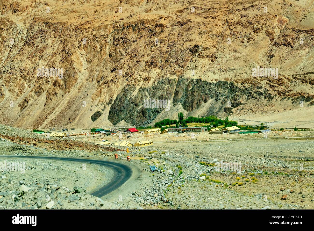 Luftaufnahme von oben auf Tangsey Village, abgelegene felsige Landschaft mit Himalaya-Bergen im Hintergrund, Leh, Ladakh, Jammu und Kaschmir, Indien Stockfoto