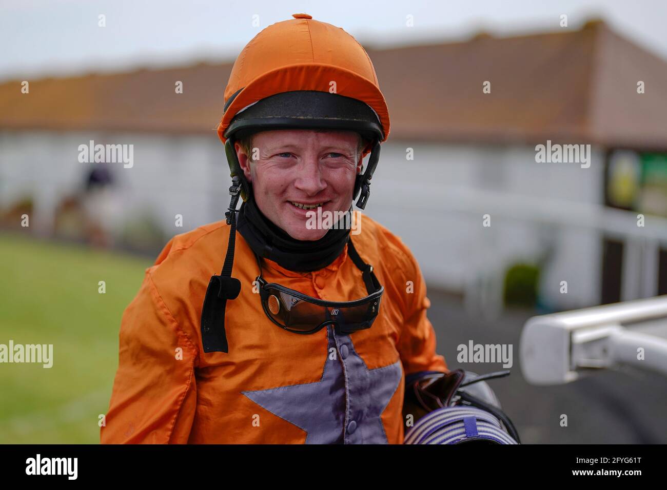 Jockey William Carson auf der Brighton Racecourse. Bilddatum: Freitag, 28. Mai 2021. Stockfoto