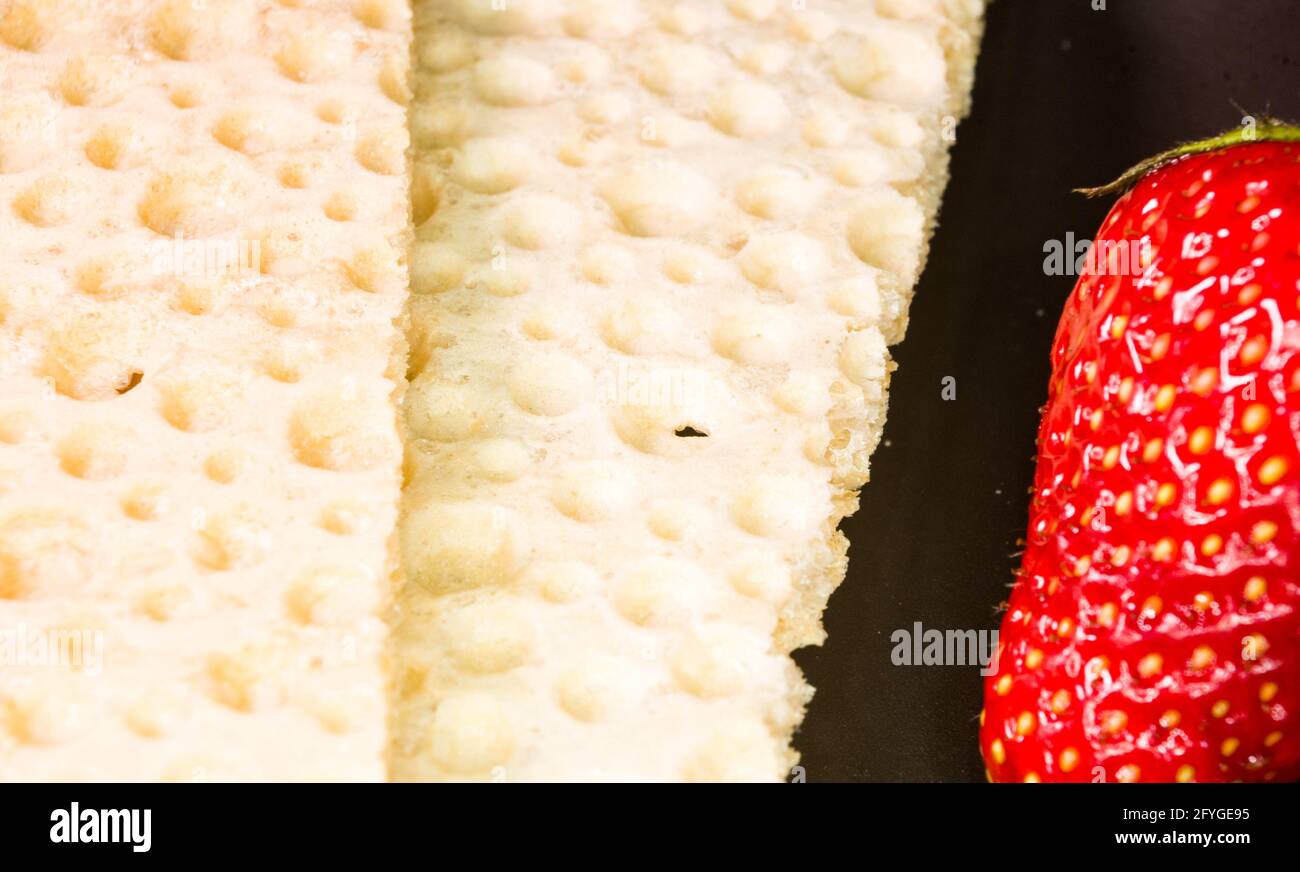 Frische Erdbeeren und diabetische Diät knirscht - knusprige Waffeln Brot aus Weizen, Textur close-up Stockfoto