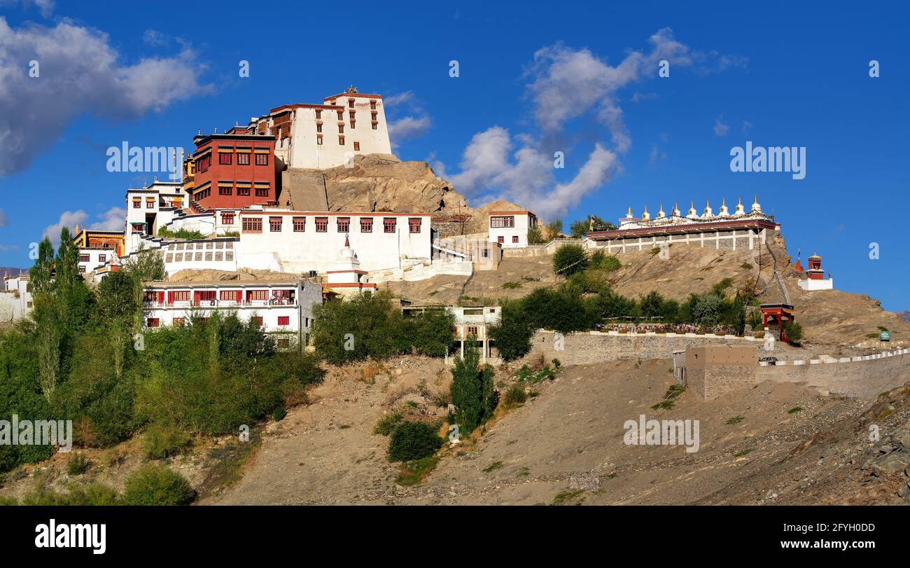 Thiksay Kloster mit Blick auf Himalaya-Berge und blauen Himmel mit weißen Wolken im Hintergrund, Ladakh, Jammu und Kaschmir, Indien Stockfoto