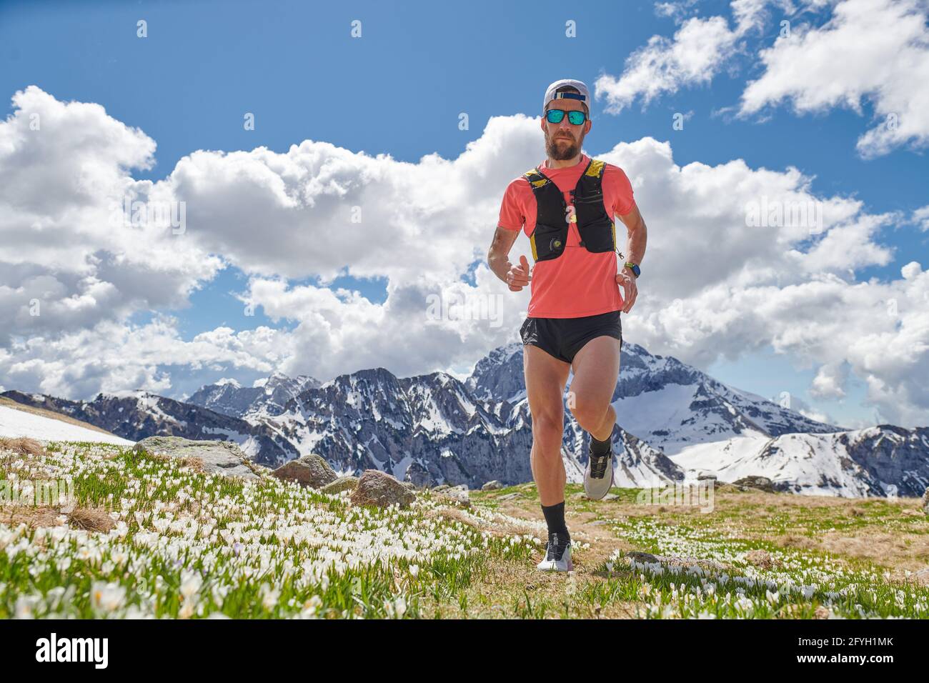 Starker Trailrunning-Athlet in den Bergen im Training Stockfoto