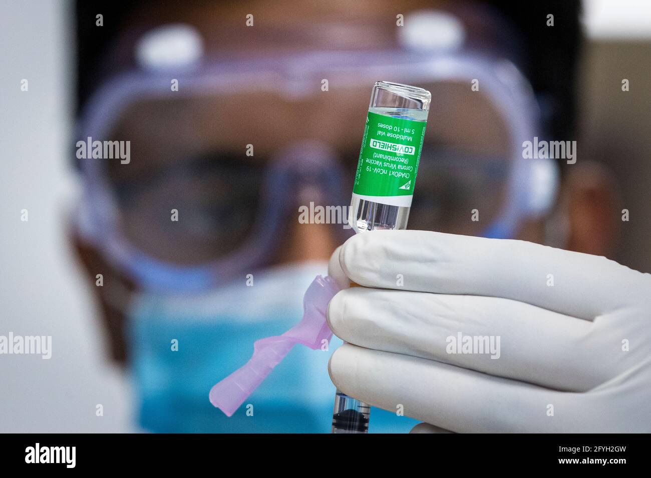Der COVID-19-Impfstoff von AstraZeneca wird am Donnerstag, den 18. März 2021, vor der Verwendung in einer Apotheke in Kingston, Ontario, als COVID-19-Pandemi zurückgezogen Stockfoto