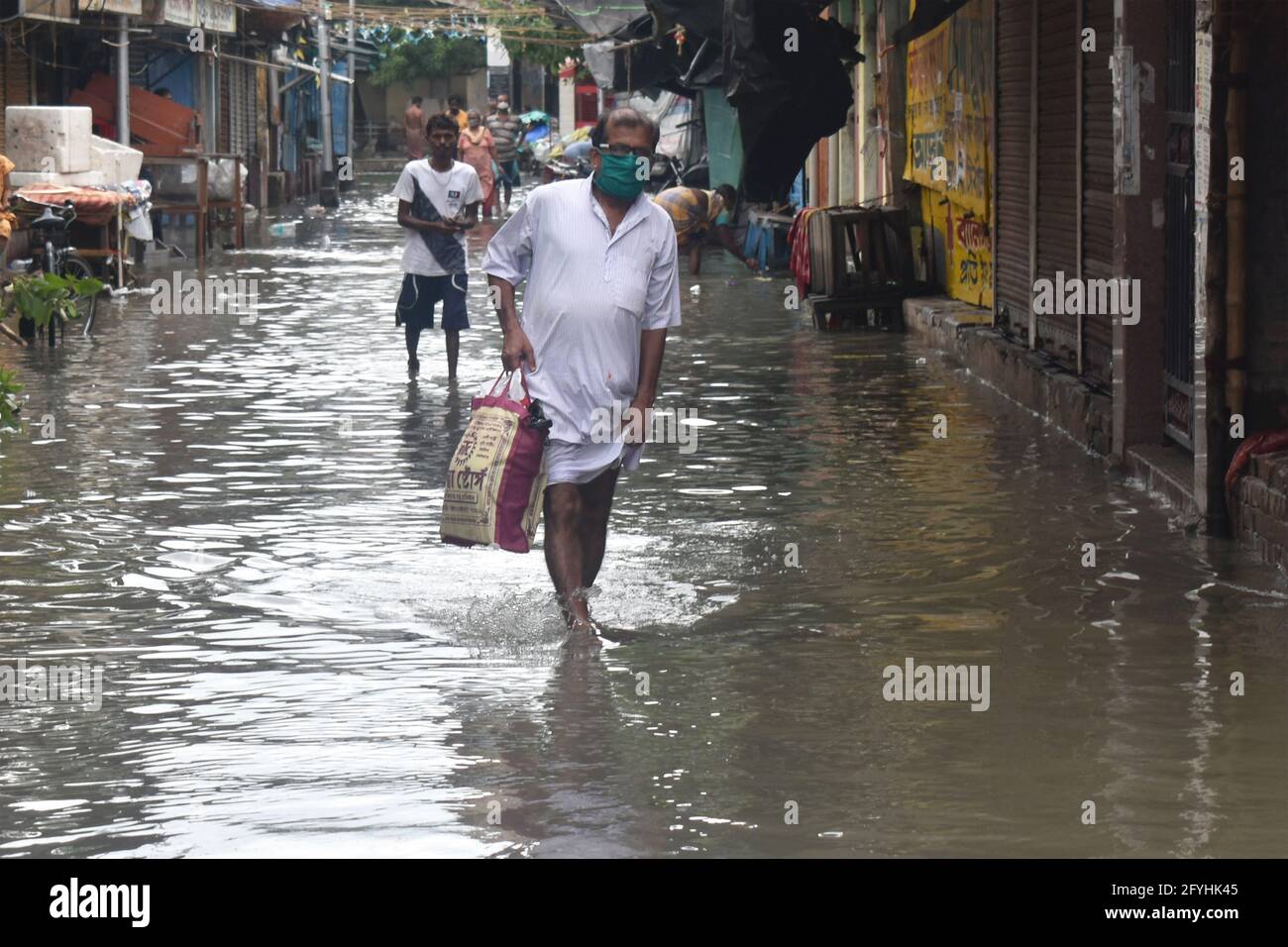 Kalkutta, Indien. Mai 2021. (5/27/2021) nach dem Landfall des Zyklons YaaS in Kalkutta werden die Straßen aufgrund der starken Regenfälle überflutet. (Foto: Sudipta das/Pacific Press/Sipa USA) Quelle: SIPA USA/Alamy Live News Stockfoto