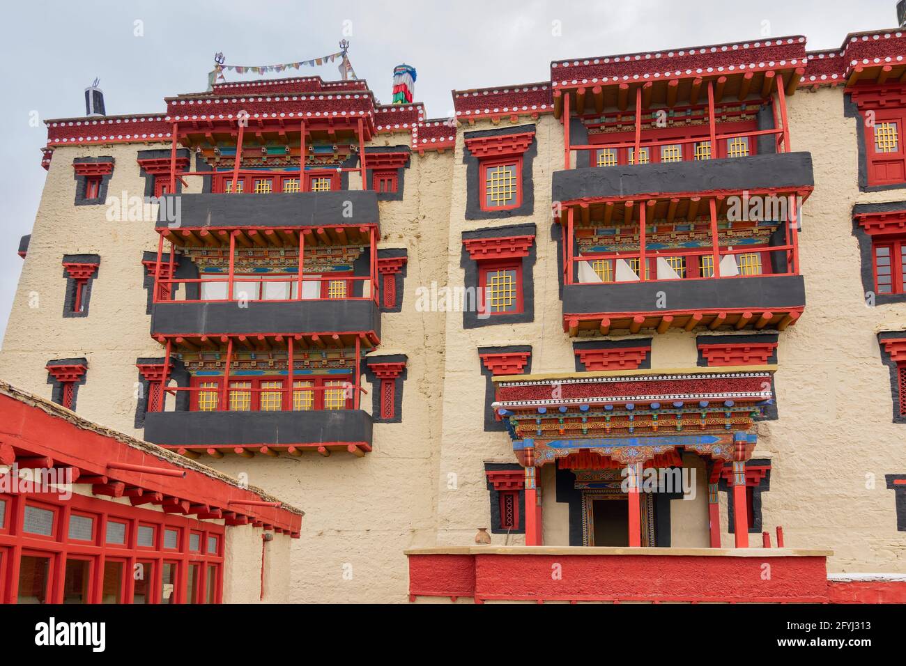 Stok Palast, mit Blick auf Himalaya-Berge - es ist ein berühmter buddhistischer Tempel in,Leh, Ladakh, Jammu und Kaschmir, Indien. Stockfoto