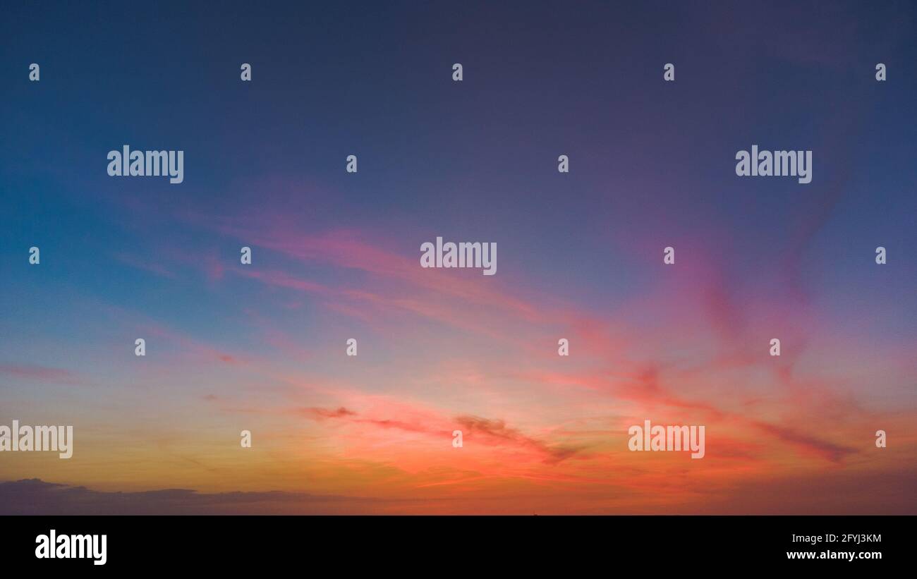 Verschiedene Farbbearbeitungen des ursprünglichen Sonnenuntergangshimmels mit Langzeitbelichtung und wunderschönen Pastellfarben, die in Tampa, Florida, aufgenommen wurden. Stockfoto