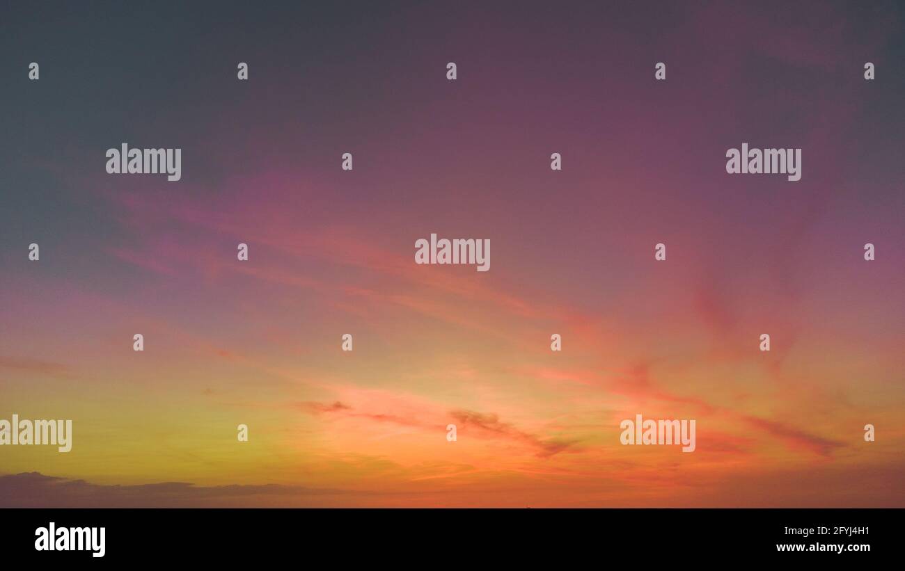 Verschiedene Farbbearbeitungen des ursprünglichen Sonnenuntergangshimmels mit Langzeitbelichtung und wunderschönen Pastellfarben, die in Tampa, Florida, aufgenommen wurden. Stockfoto