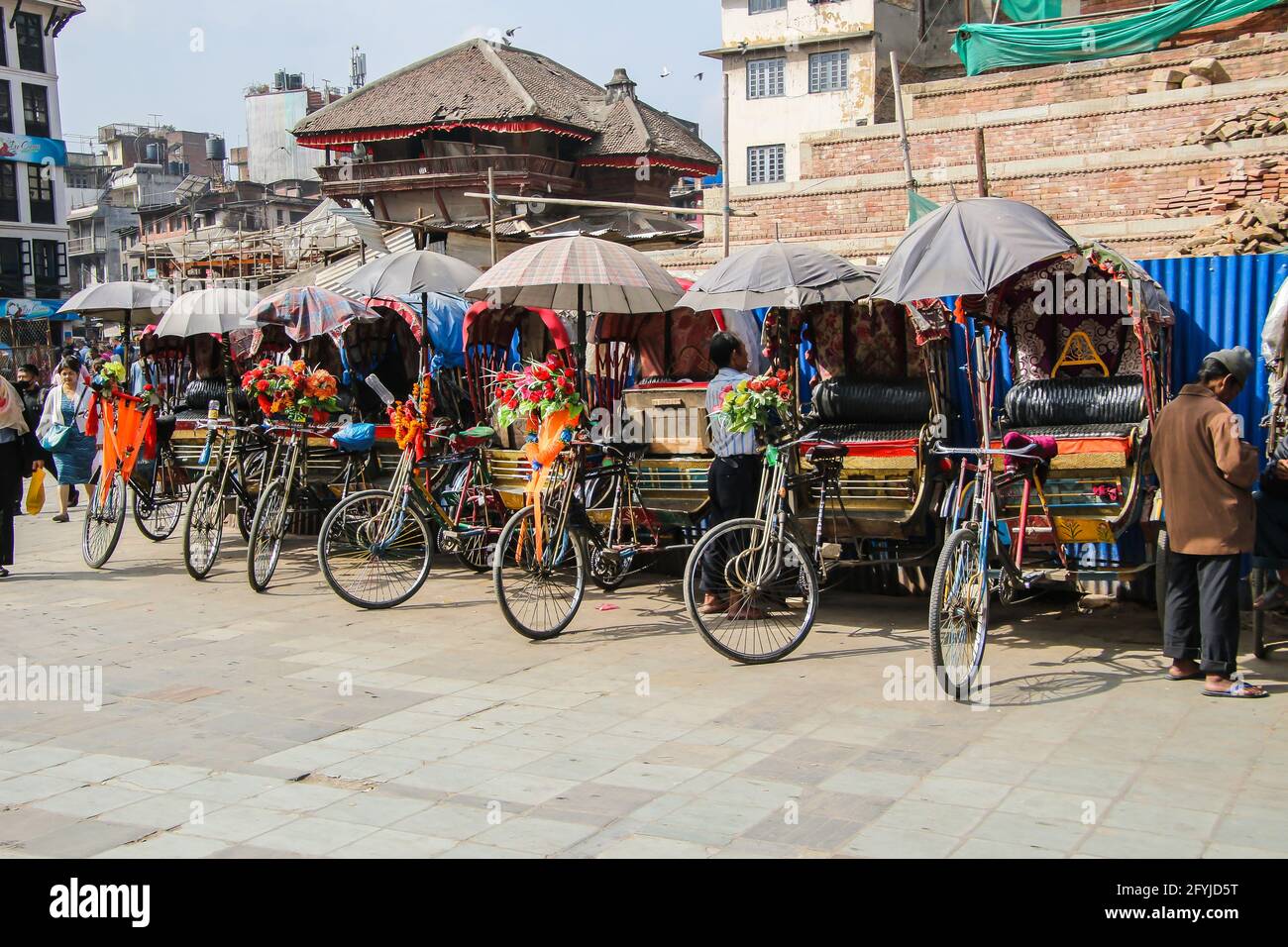 Bunte Fahrrad-Rikschas zu mieten in Kathmandu, Nepal. Stockfoto