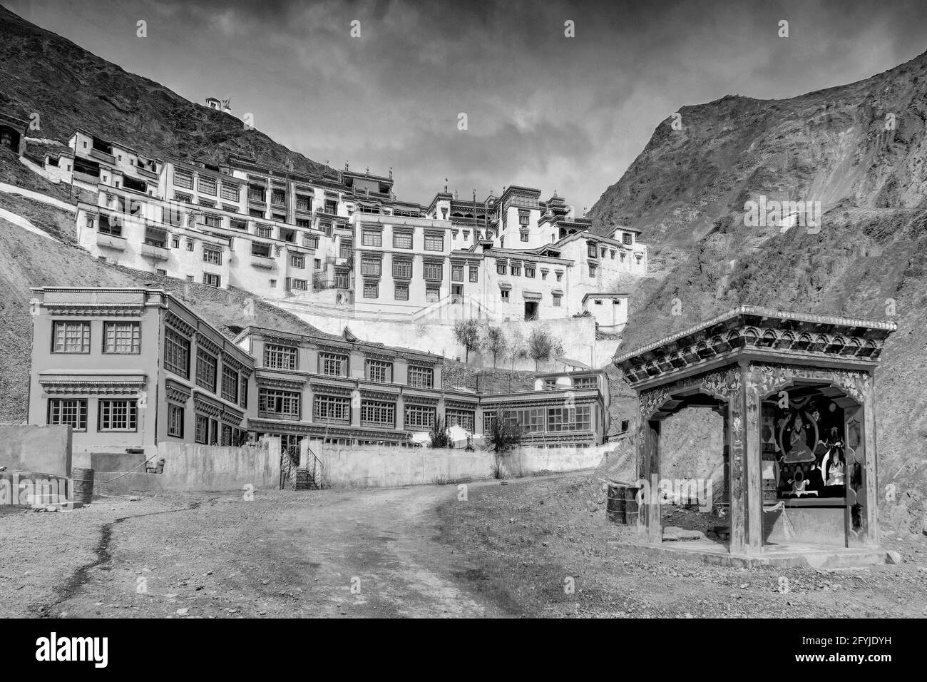Rizong Kloster mit Blick auf Himalaya-Berge - es ist ein berühmter buddhistischer Tempel in,Leh, Ladakh, Jammu und Kaschmir, Indien. Schwarzweiß-Bild. Stockfoto