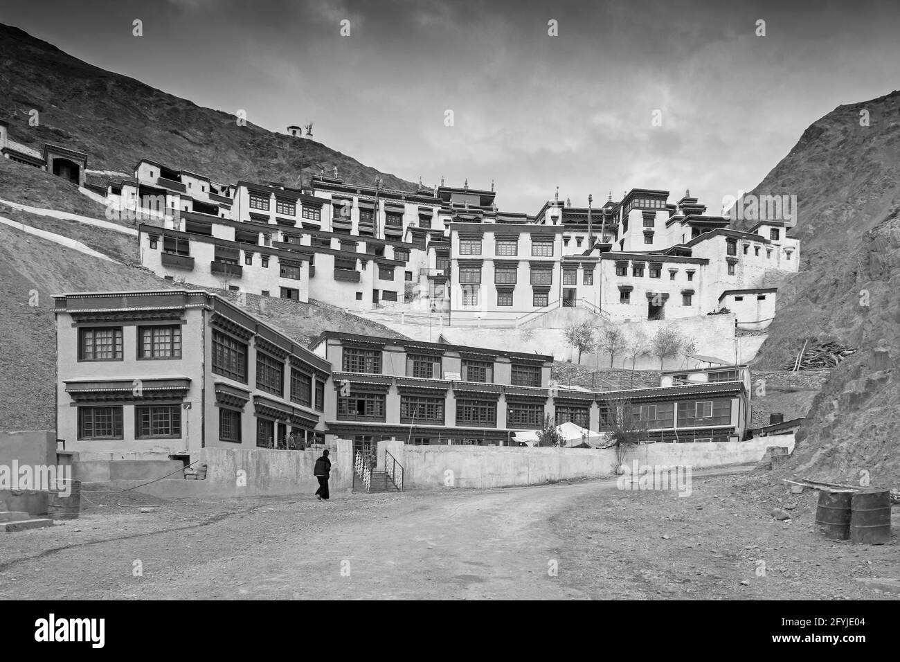 Rizong Kloster mit Blick auf Himalaya-Berge - es ist ein berühmter buddhistischer Tempel in,Leh, Ladakh, Jammu und Kaschmir, Indien. Schwarzweiß-Bild. Stockfoto
