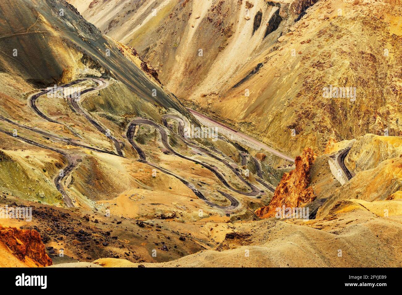 Luftaufnahme der Zigzag Straße - bekannt als jilabi Straße an der alten Route des Leh Srinagar Highway, Ladakh, Jammu und Kaschmir, Indien Stockfoto