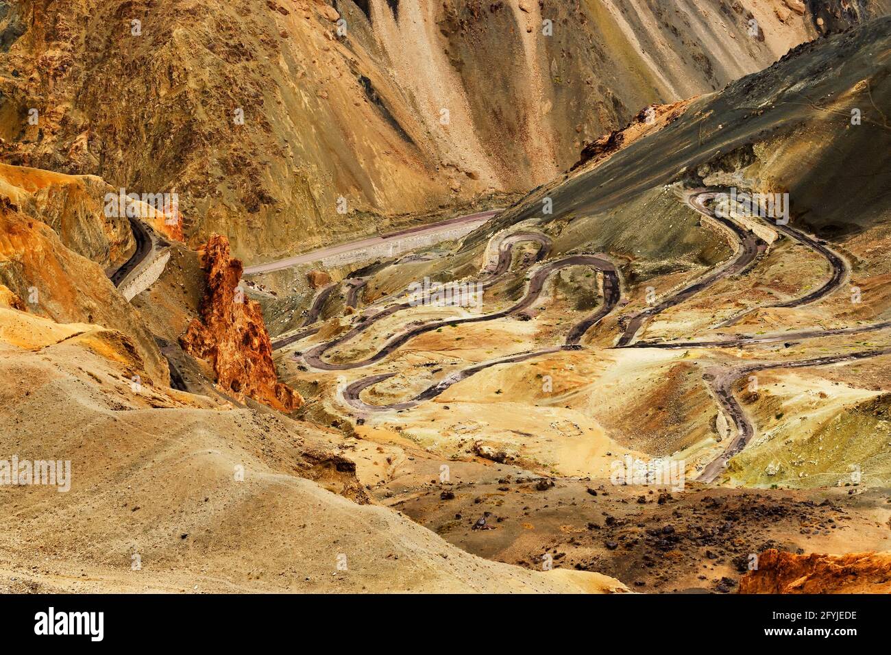 Luftaufnahme der Zigzag Straße - bekannt als jilabi Straße an der alten Route des Leh Srinagar Highway, Ladakh, Jammu und Kaschmir, Indien Stockfoto