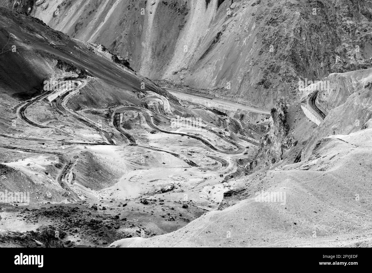 Luftaufnahme der Zigzag Straße - bekannt als jilabi Straße an der alten Route des Leh Srinagar Highway, Ladakh, Jammu und Kaschmir, Indien. Schwarz und Weiß. Stockfoto