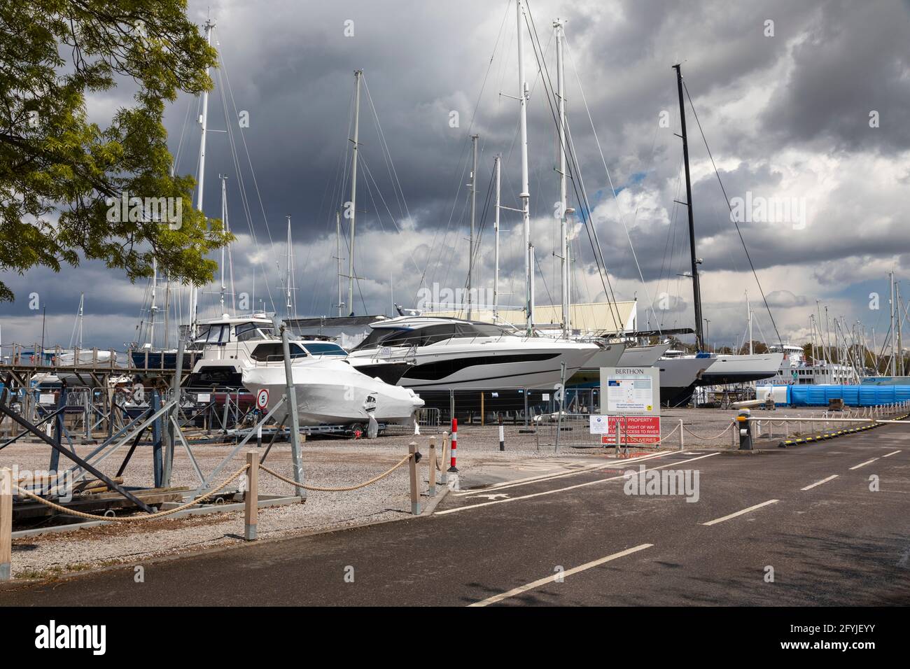 Berthon Marine Services in Lymington, Hampshire, England, Großbritannien Stockfoto