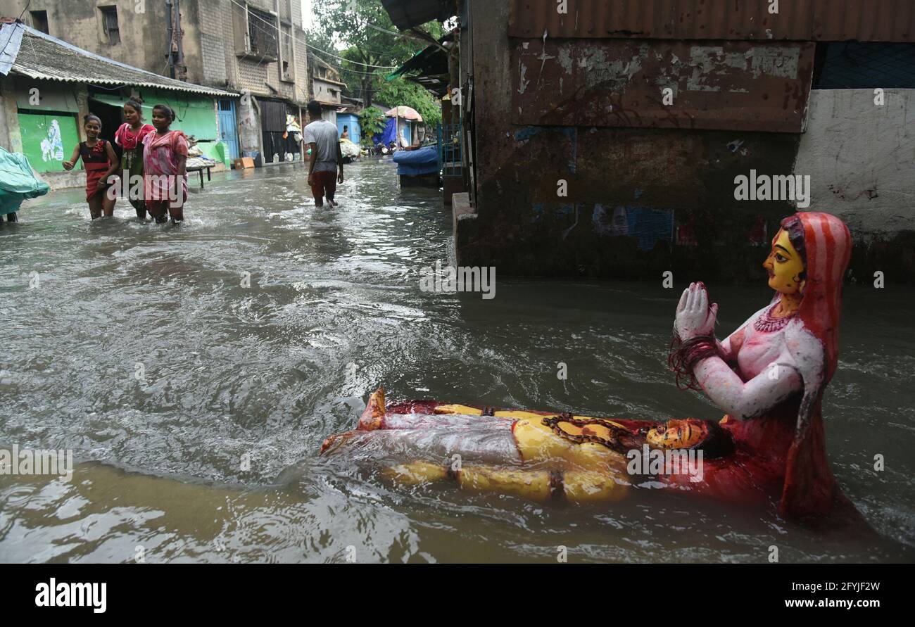 Kalkutta, Indien. Mai 2021. (5/26/2021) EINE überflutete Straße, nachdem der Zyklon YaaS Indiens Ostküste in der Bucht von Bengalen in Kalkutta getroffen hatte. (Foto von Dipa Chakraborty/Pacific Press/Sipa USA) Quelle: SIPA USA/Alamy Live News Stockfoto