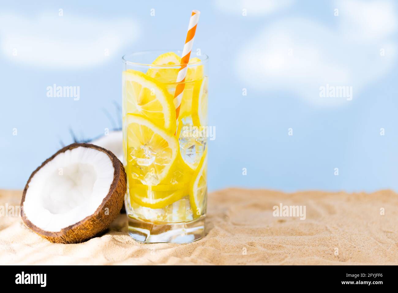 Kokosnuss und Limonade am Sandstrand. Reisen und Strandurlaub. Stockfoto
