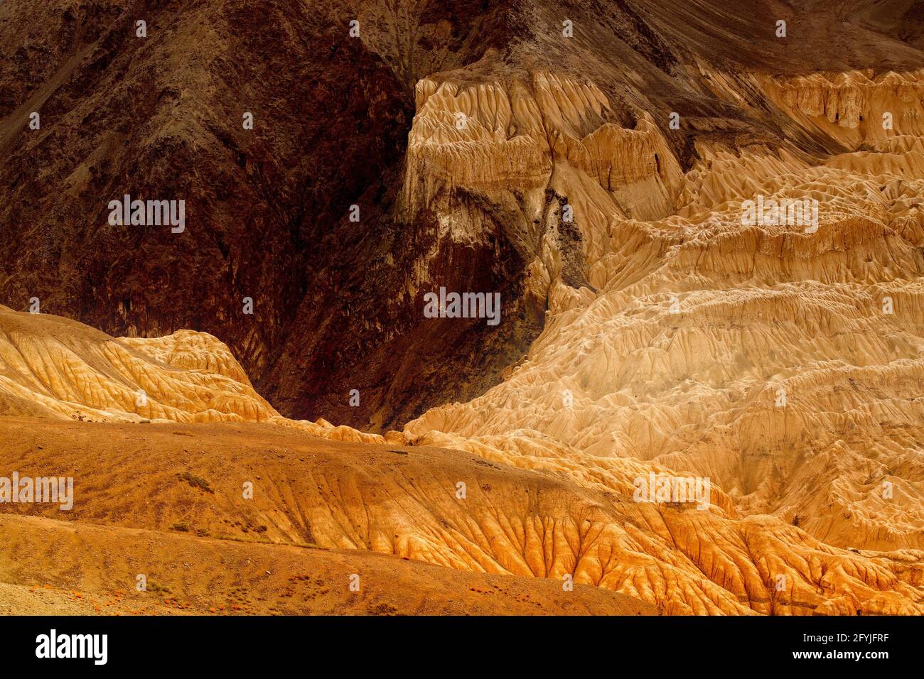 Schöne bunte Felsen von Moonland, Union Gebiet von ladakh, Indien. Das Moonland, der Himalaya-Berg, ist berühmt für seine Felsformation, seine Textur. Stockfoto