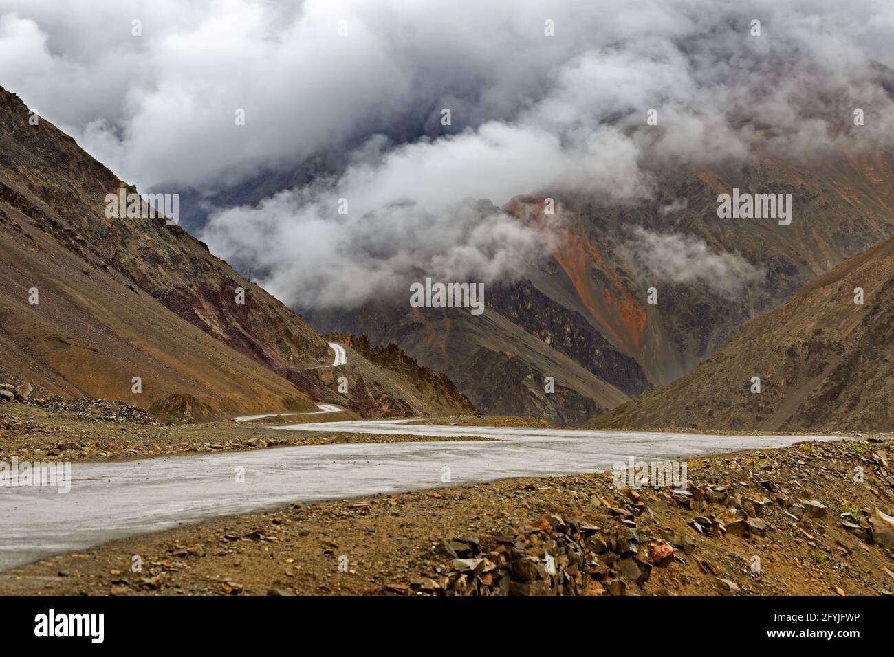 Highway of Zojila Pass, ein Hochgebirgspass zwischen Srinagar und Leh bei 11575 ft, 9 km Ausdehnung. Höchster Indischer Nationalautobahn. Stockfoto