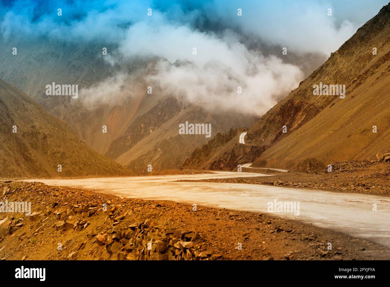 Highway of Zojila Pass, ein Hochgebirgspass zwischen Srinagar und Leh bei 11575 ft, dem höchsten Indian National Highway. Das Unionsgebiet Ladakh. Stockfoto