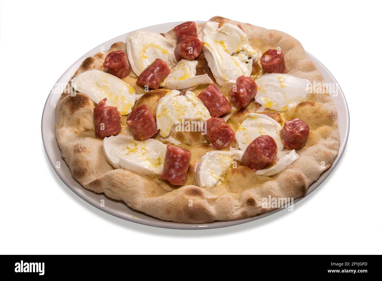 Pizza mit Mozzarella und Rohwurst aus Bra, Piemont, Italien Stockfoto