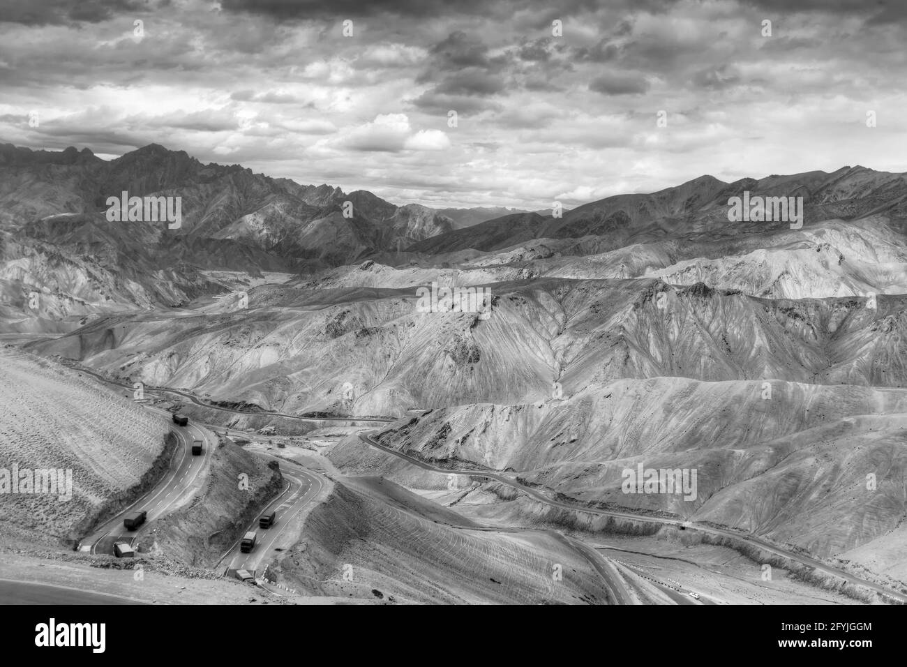 Luftaufnahme der Zigzag Straße - bekannt als jilabi Straße an der alten Route des Leh Srinagar Highway, Ladakh, Jammu und Kaschmir, Indien. Schwarz und Weiß. Stockfoto