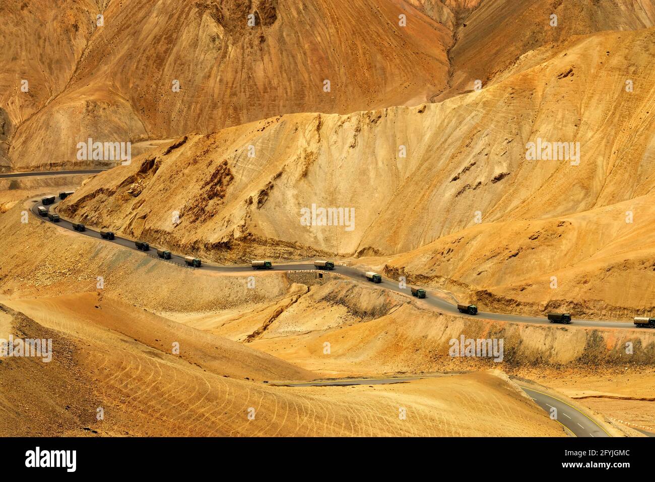 Luftaufnahme der Zigzag Straße - bekannt als jilabi Straße an der alten Route des Leh Srinagar Highway, LKWs vorbei, Ladakh, Jammu und Kaschmir, Indien Stockfoto