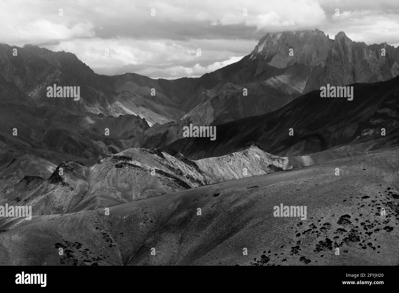 Felsen von Moonland, Landschaft Leh, Jammu Kashmir, Indien. Das Moonland, Teil des Himalaya-Gebirges, ist berühmt für seine Felsformation und Textur. Stockfoto