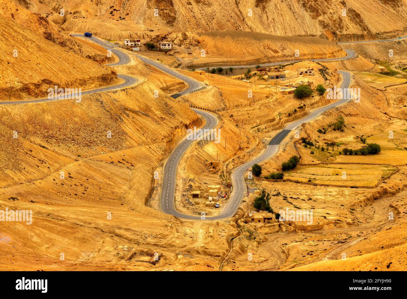 Luftaufnahme der Zigzag Straße - bekannt als jilabi Straße an der alten Route des Leh Srinagar Highway, Ladakh, Jammu und Kaschmir, Indien Stockfoto