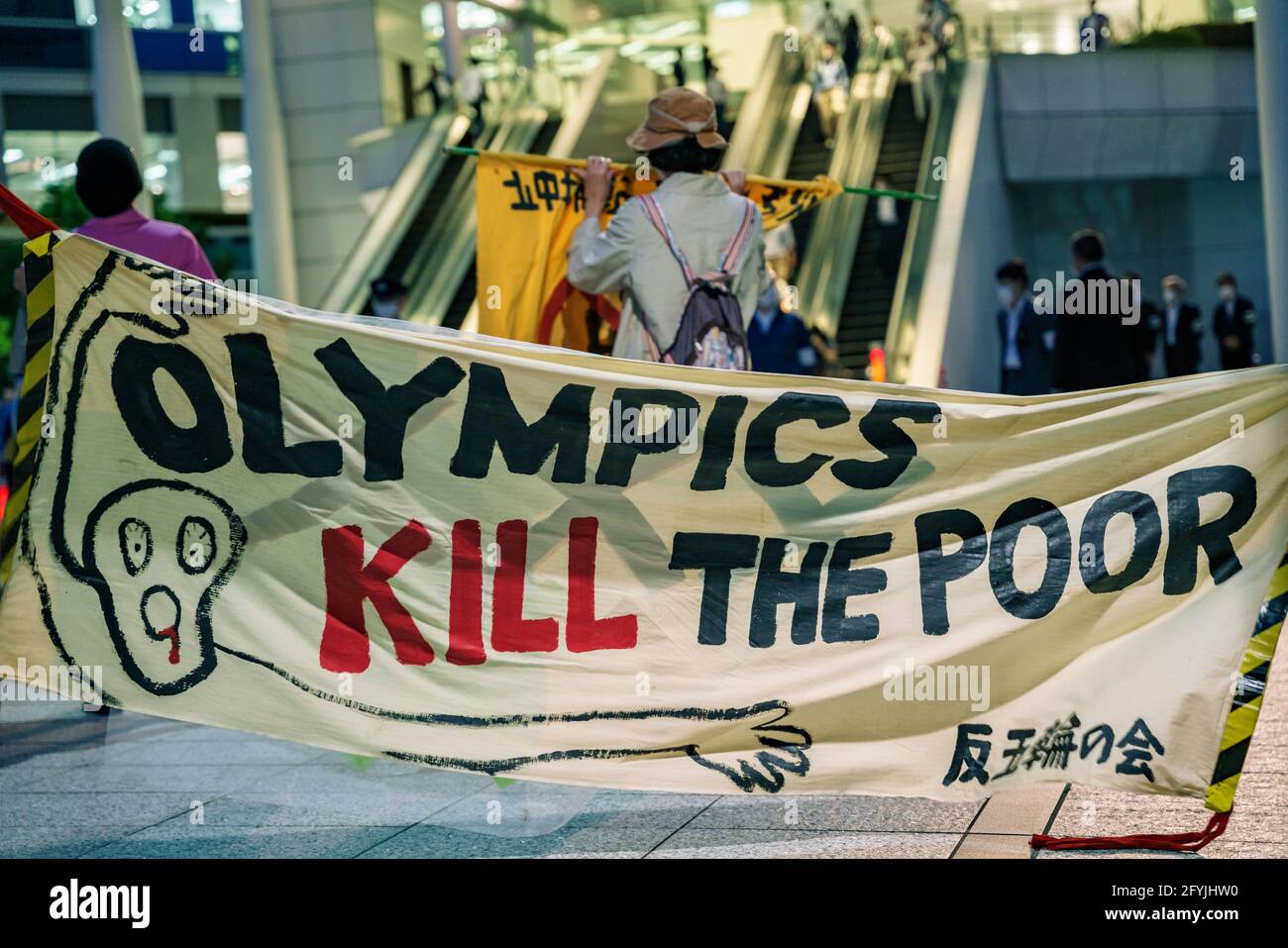 29. Mai 2021: 'Olympics Kill the Poor'-Zeichen während des Protests gegen die Olympischen Spiele 2020/2021 in Tokio Stockfoto
