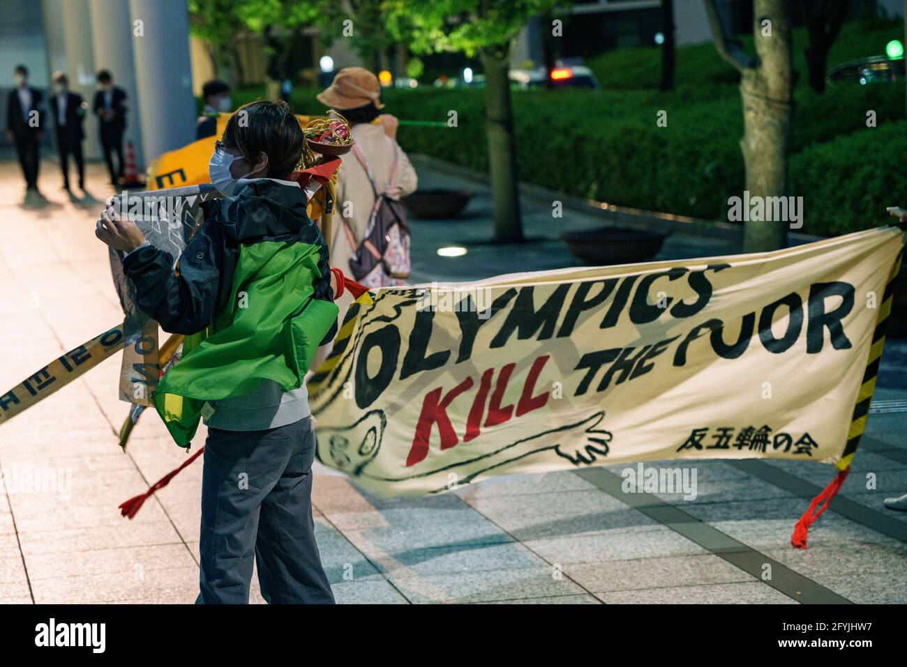 29. Mai 2021: 'Olympics Kill the Poor'-Zeichen während des Protests gegen die Olympischen Spiele 2020/2021 in Tokio Stockfoto