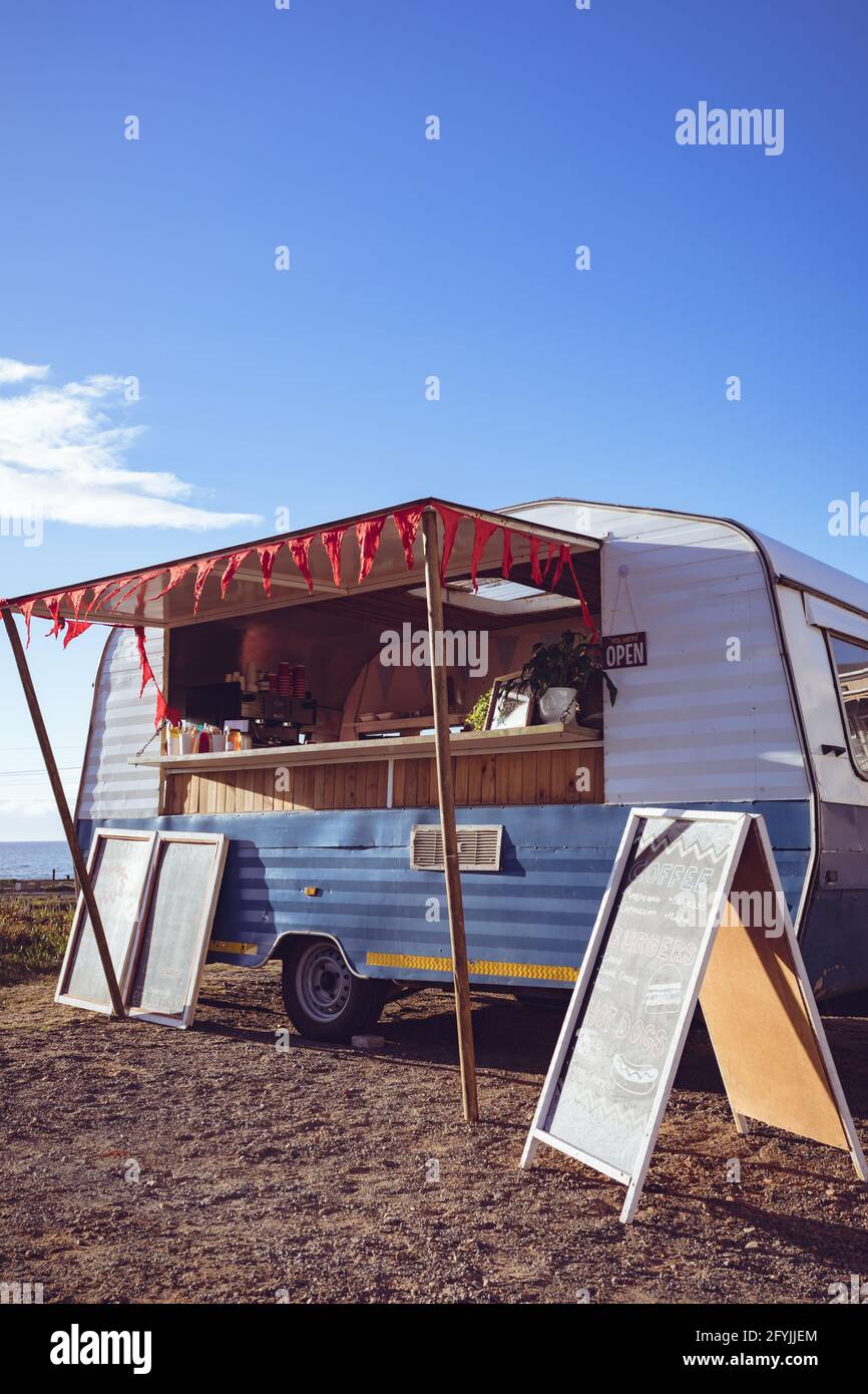 Allgemeine Ansicht von Food Truck am Meer an sonnigen Tag Stockfoto