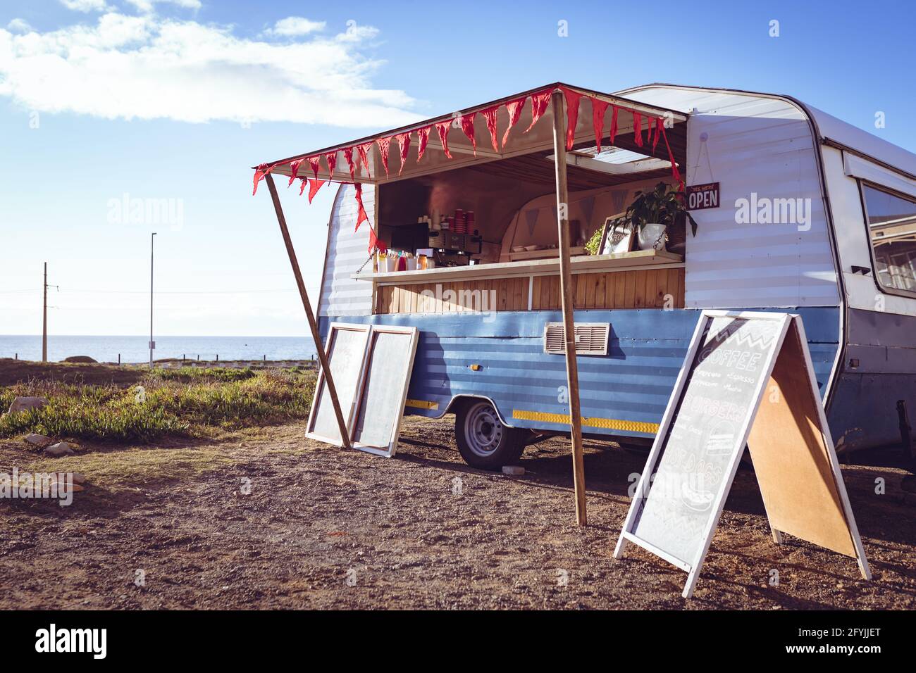 Allgemeine Ansicht von Food Truck am Meer an sonnigen Tag Stockfoto