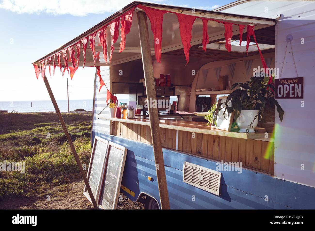 Allgemeine Ansicht von Food Truck am Meer an sonnigen Tag Stockfoto