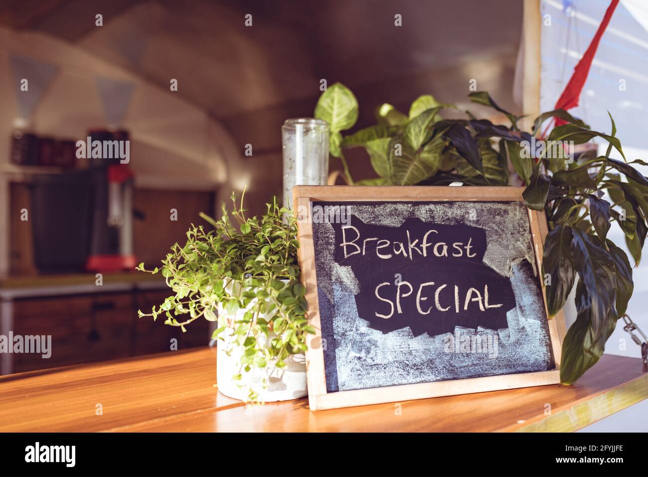 Nahaufnahme eines Foodtrucks mit einem Special Offer Board Und Kräutern Stockfoto