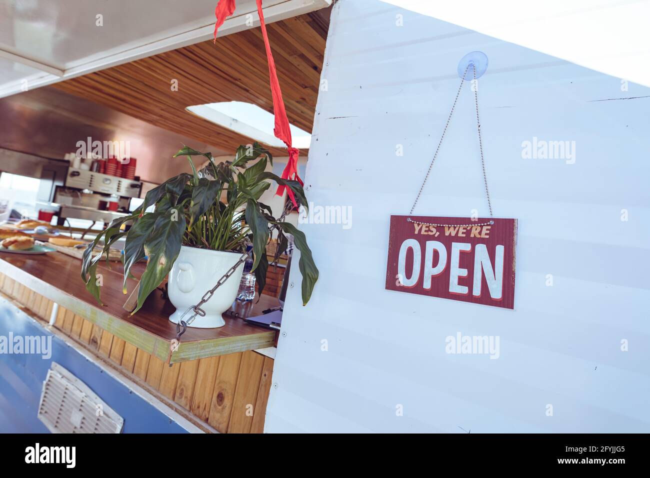 Allgemeine Ansicht des Food Trucks mit roter Ammer und offen Platine Stockfoto