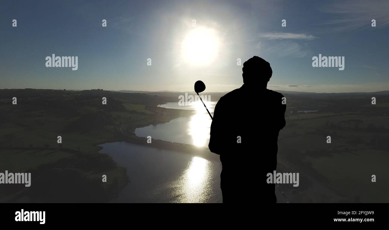 Komposition der Silhouette des Golfspielers über Landschaft und Blau Himmel mit Kopierbereich Stockfoto