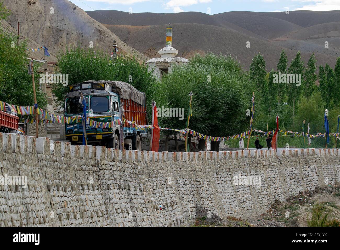 Mulbekh, Ladakh, Indien - 2. September 2014 : LKW, der die Sendung auf der Ladakh-Straße transportiert. Himalaya-Berg im Hintergrund. Stockfoto
