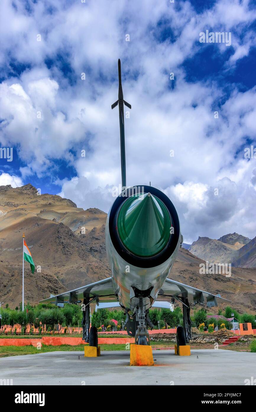 Kargil, Jammu und Kaschmir, Indien - 1. September 2014 : EIN MIG-21 Kampfflugzeug, das von Indien im Kargil-Krieg 1999 (Operation Vijay) zwischen Pakistan und eingesetzt wurde Stockfoto