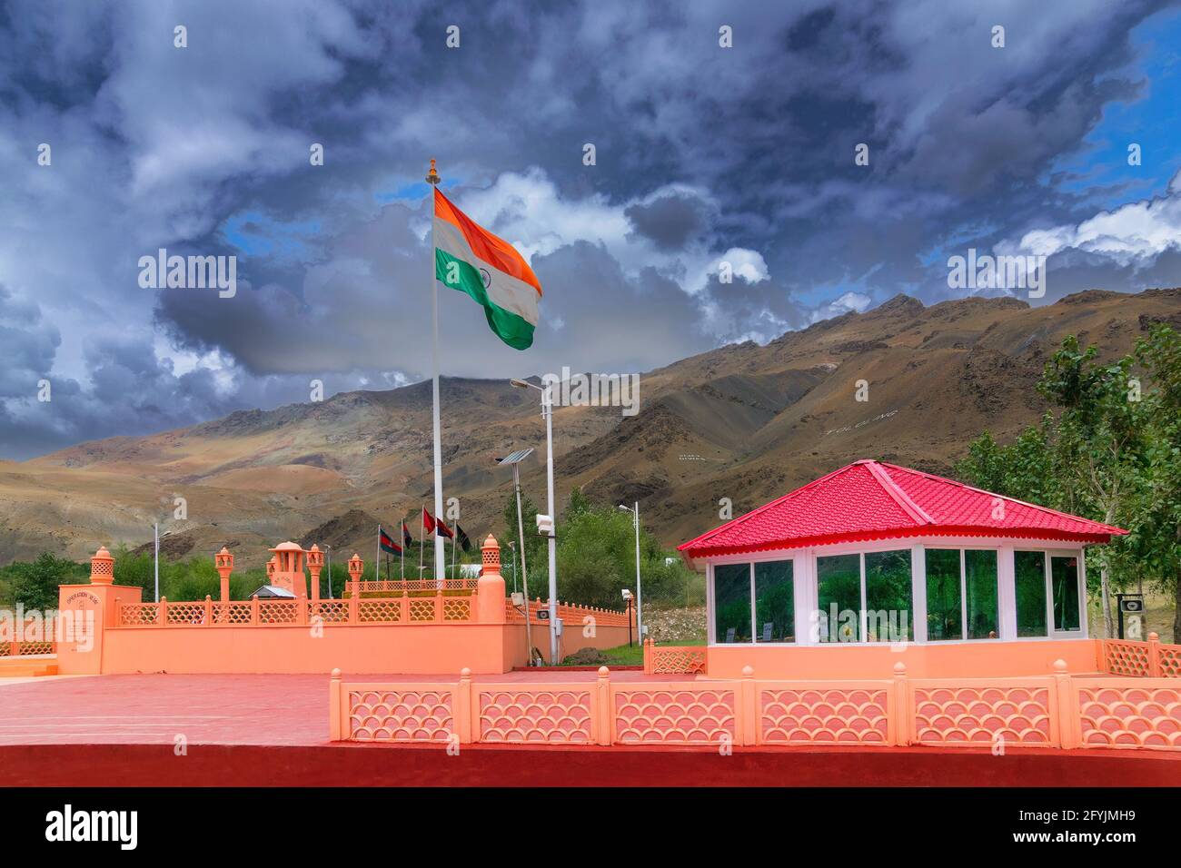 KARGIL, LADAKH, JAMMU UND KASHMIR / INDIEN - 1. SEPTEMBER 2014 : Vijay Rath Gedenkstätte , Symbol des indischen Sieges im Kargil-Krieg 1999 (Operation Vijay), dazwischen Stockfoto