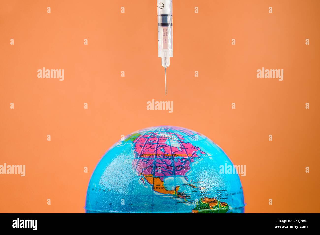 Die Vereinigten Staaten und das globale Konzept der Impfstrategie Covid19. Impfstoffe gegen COVID. Stockfoto